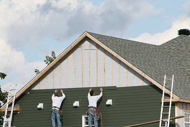 Professional Siding Repair technician working in Kingsville, TX